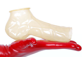 Anatomisches Penis-Hodenkondom aus Latex - offen