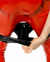 Latexslip mit Analkondom