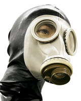 Gasmaske mit angeklebter Latexhaube und Reißverschluß